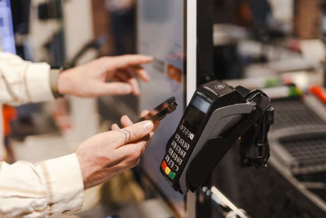 セルフレジでスマホ決済をする人のイメージ