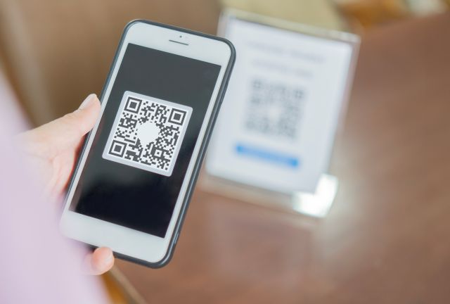 スマホでQRコードを読み取る様子