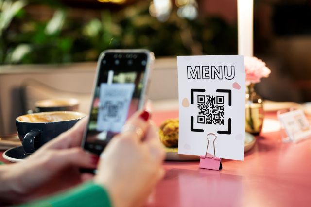飲食店でオーダー用のQRコードをスマホで読み取る顧客のイメージ