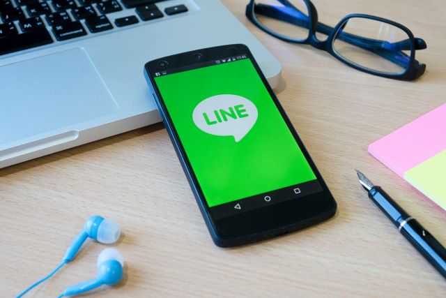 スマホに表示したLINEアプリのイメージ