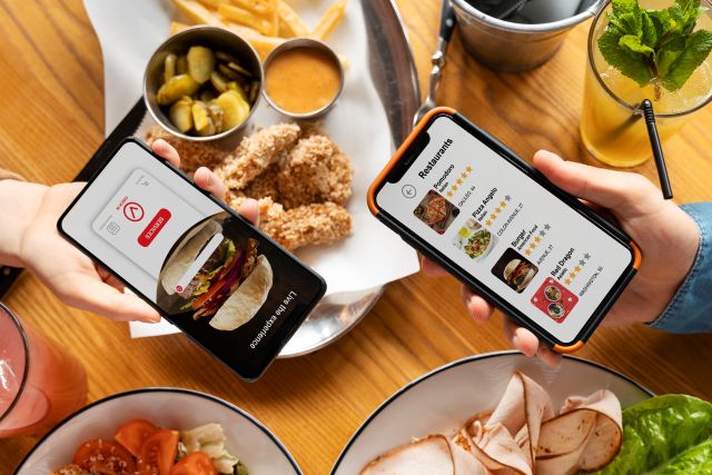 飲食店でモバイルオーダーをする顧客のスマホ画面のイメージ