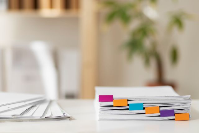 カラークリップで挟まれた書類の束