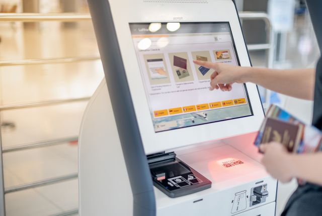 タッチパネル式券売機を操作する人のイメージ