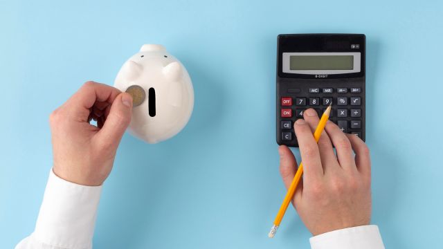 電卓と豚の貯金箱のイメージ