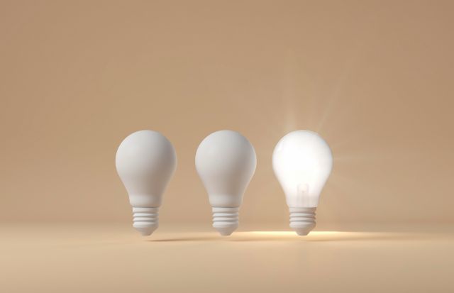 3つ並んだ電球のうち右の電球のみ点灯しているイメージ