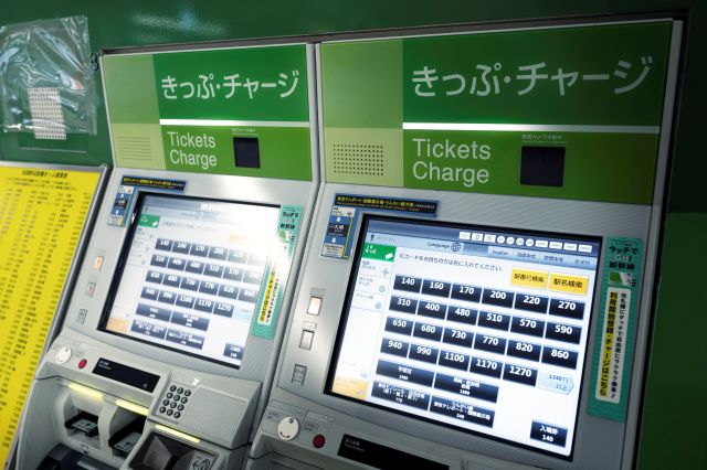駅の自動券売機が2台並んでいるイメージ