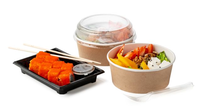 使い捨て容器に入った料理