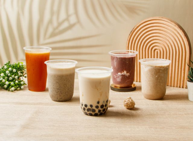 タピオカドリンクやスムージーなど5種類のドリンクが並ぶイメージ
