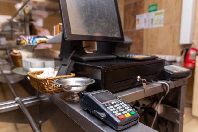 カフェのレジ設備とキャッシュレス決済端末のイメージ