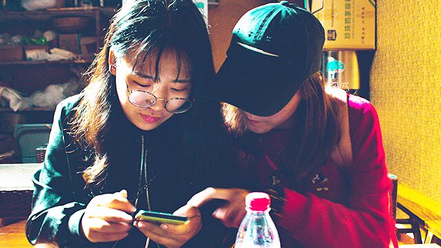 携帯を見る女性2人