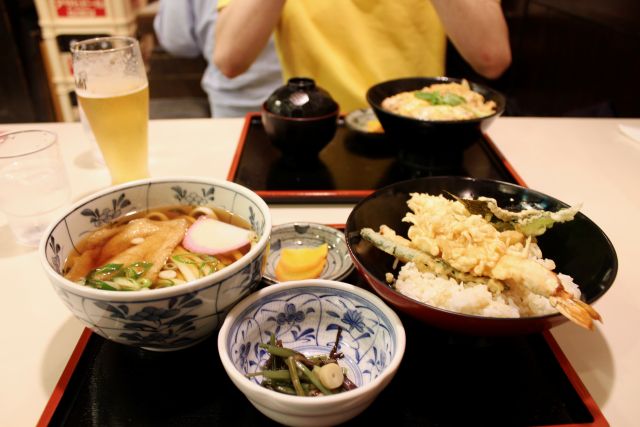 天ぷら・うどんの定食セットのイメージ