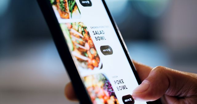 スマホに料理の注文画面が表示されているイメージ