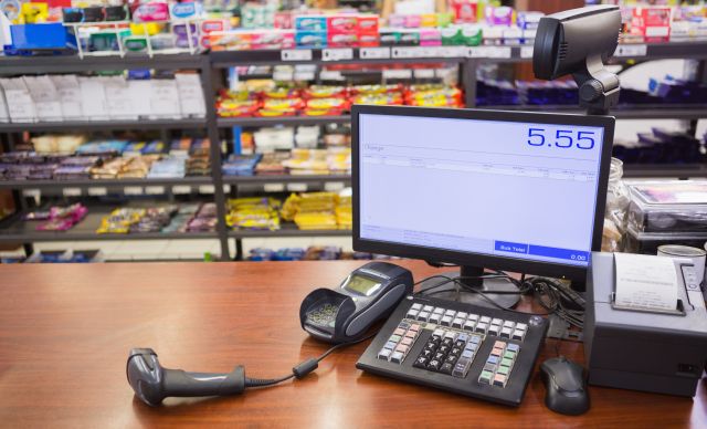 小売店のカウンターに設置されたレジ設備のイメージ