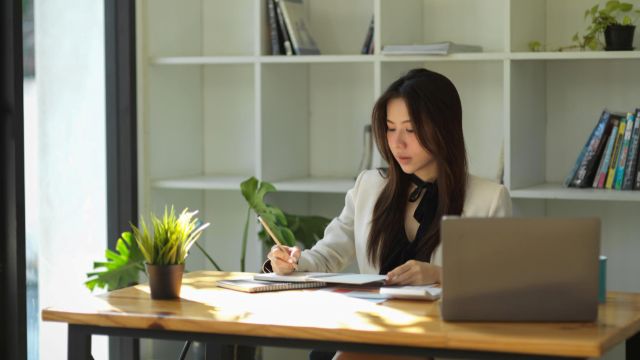 会社のeラーニングシステムで学ぶ女性