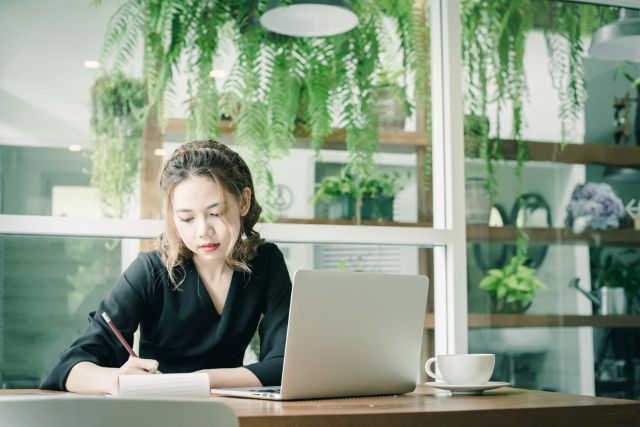 eラーニングシステムで学ぶ女性