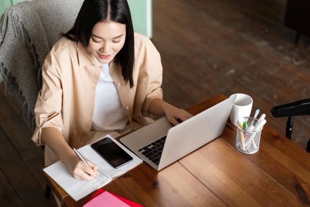 パソコンでeラーニングの勉強をする女性