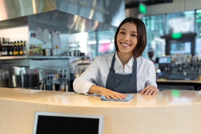 カウンターを拭く外国人労働者の女性