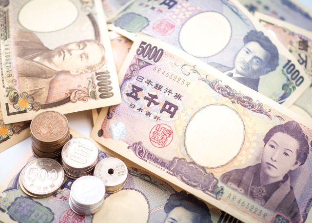 日本の紙幣と硬貨が散らばっているイメージ