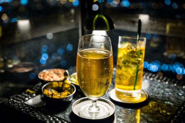 テーブルに並んだお酒・グラスとおつまみのイメージ