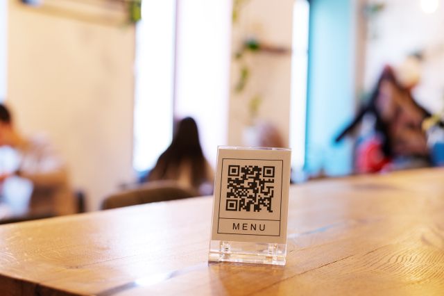 飲食店のテーブルに置かれたQRコードスタンド