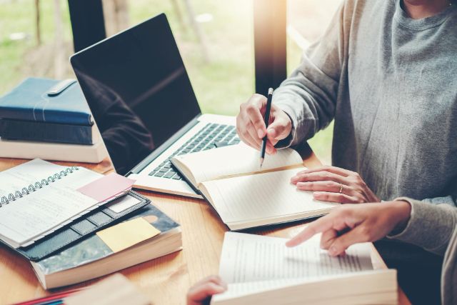 ノートを指差す人々