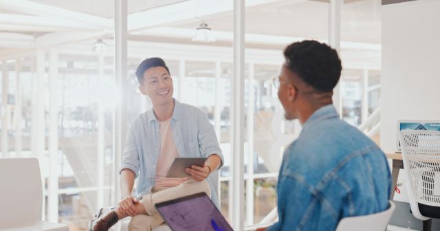 会話する外国人男性