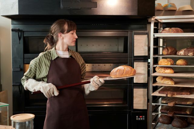 パンを作る外国人従業員