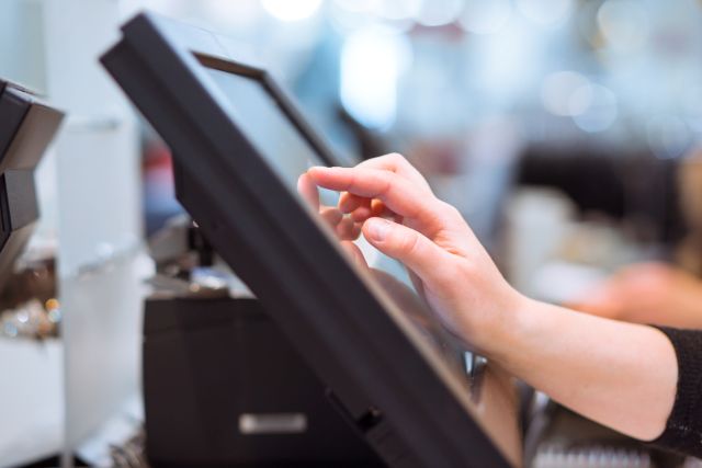 レジ画面を触る手