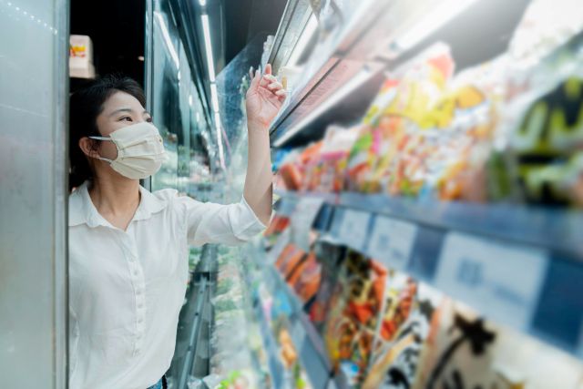 商品棚を確認する人