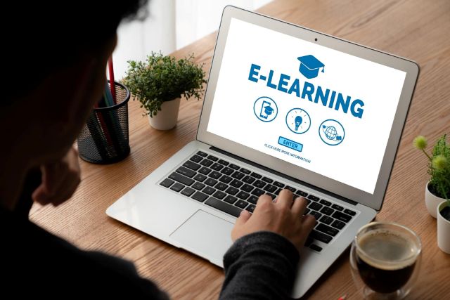 eラーニングの文字が映るノートパソコン