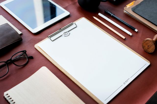白い紙やペン