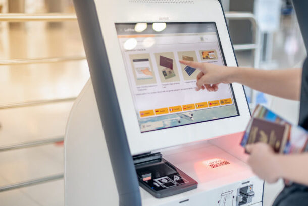 セルフレジを操作する人