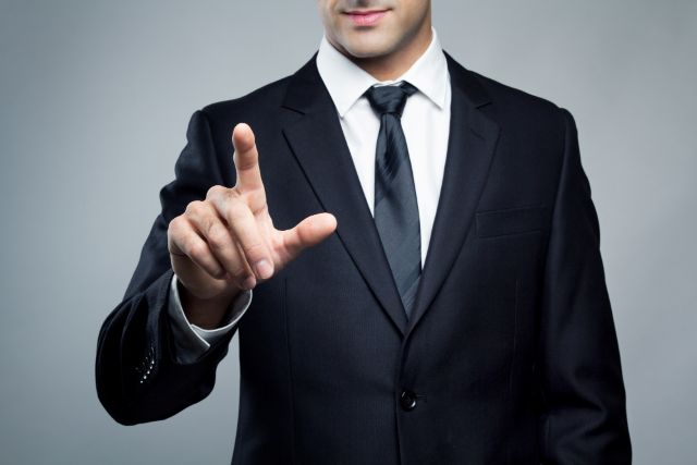 指を指すビジネスマン