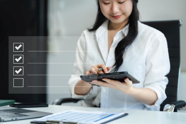 タブレットを使うアジアのビジネスウーマン