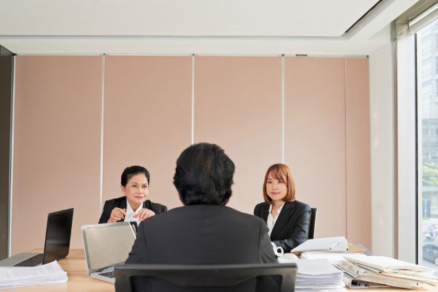 向かい合って話す外国人の男女