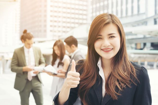 屋外のビジネスウーマン