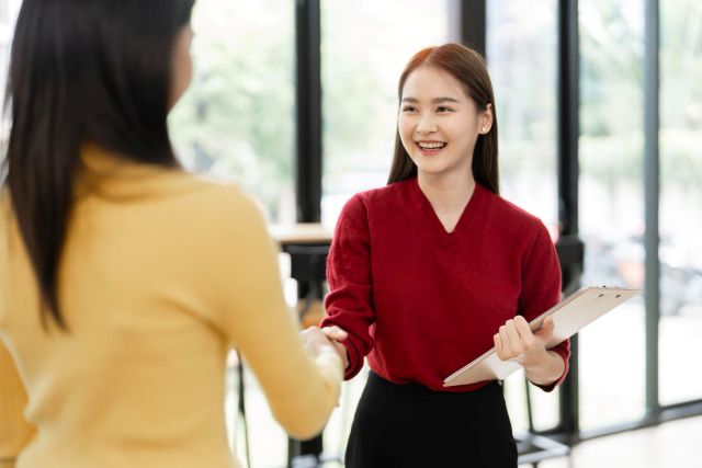 若いアジア人女性のインタビュー担当者とインタビュー対象者