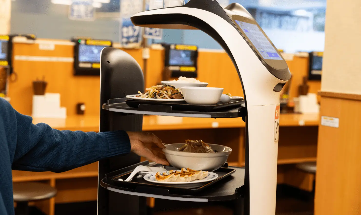 日高屋 目黒東口店 様配膳ロボット事例