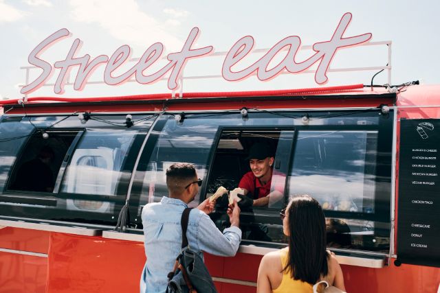 キッチンカーから商品を受取る人