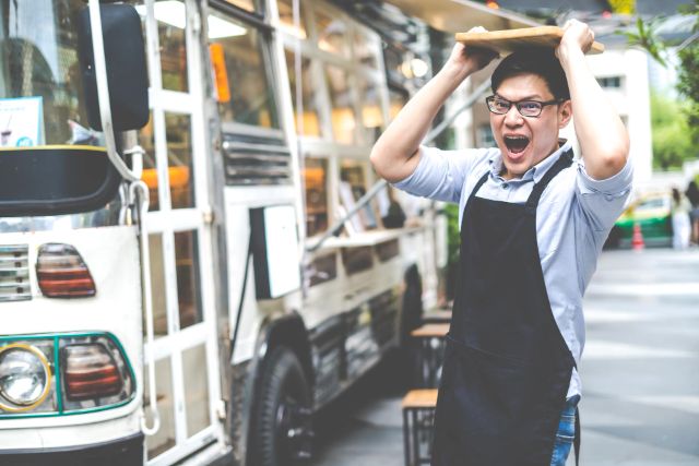 キッチンカーの前に立つ店員