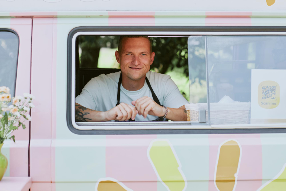 キッチンカーの中の店員