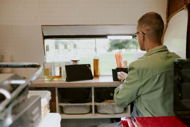 キッチンカーで作業する店員