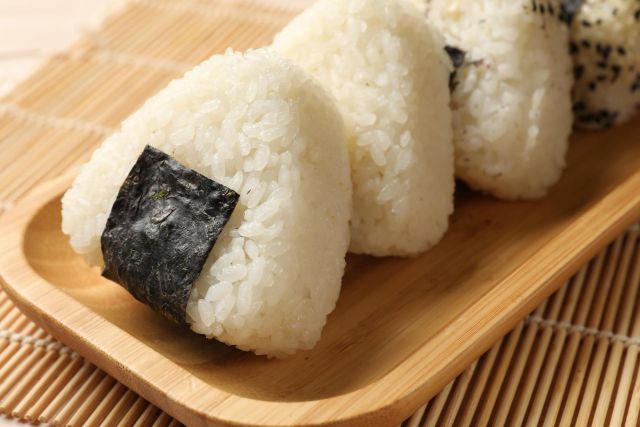 のりを巻いたおにぎり