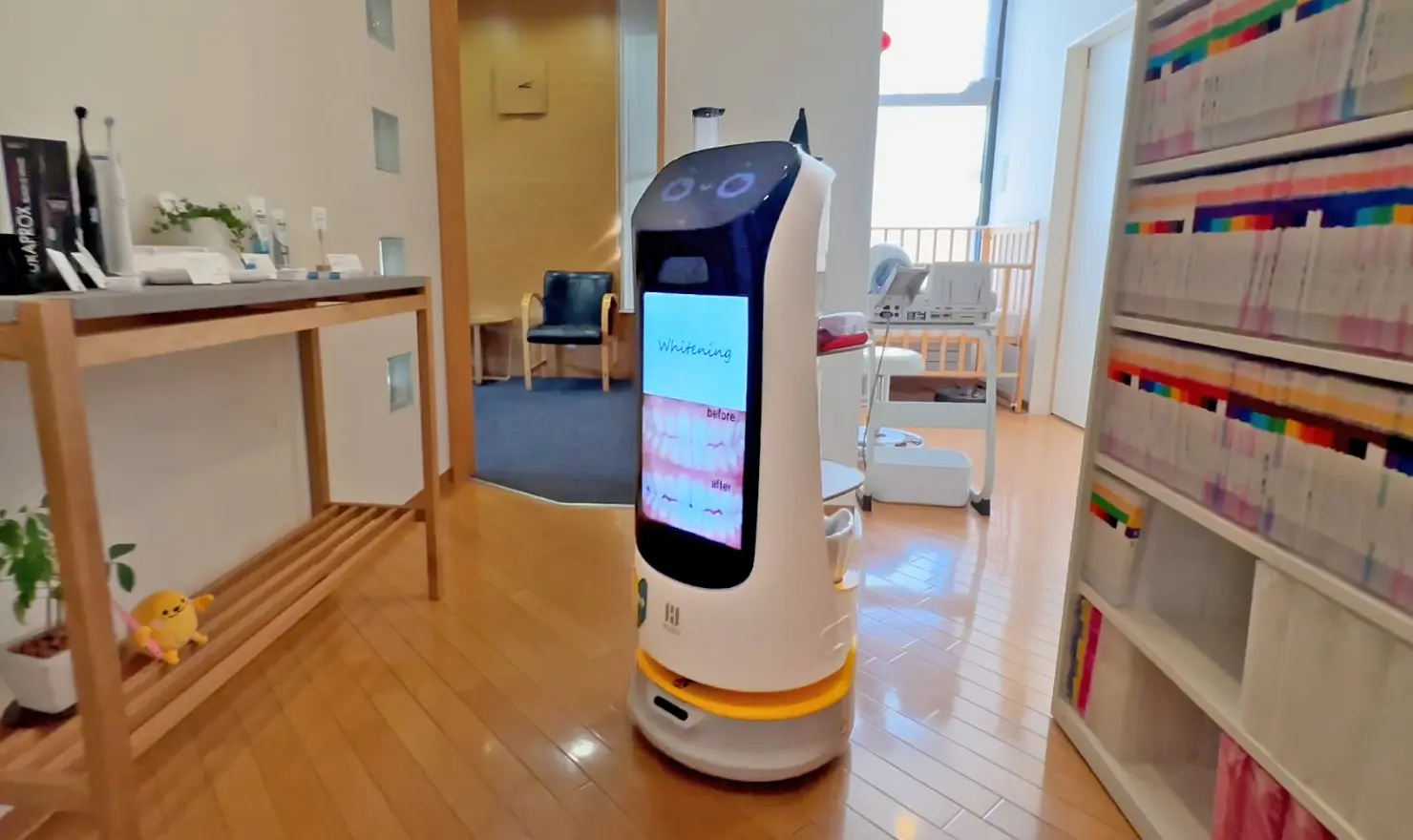 ささはら歯科医院様の配膳ロボット導入事例