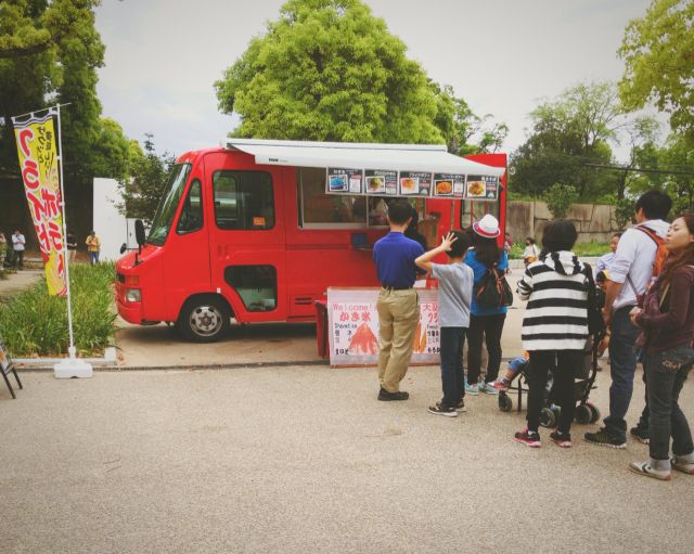 キッチンカーに並ぶ人々