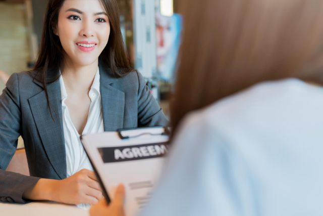 笑顔で働く女性