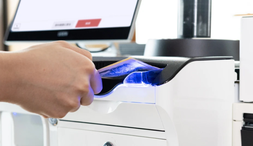 光るガイドで入出金をサポート