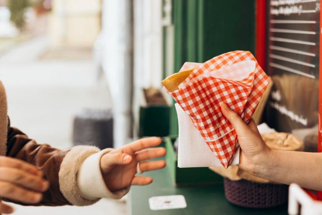 クレープを受け取る人
