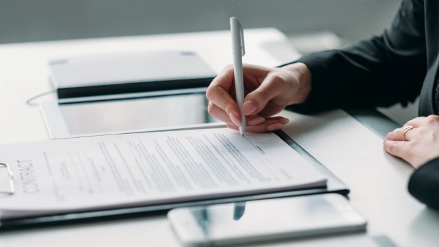 契約に署名する女性の手