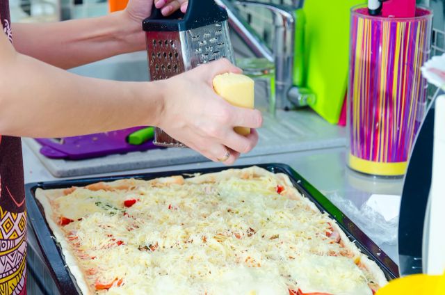 ピザの準備をしている女性